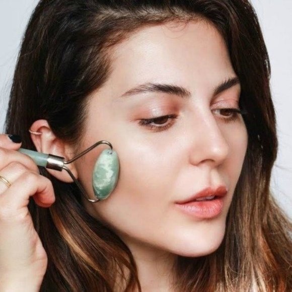 NEW Natural Jade Roller & Gua Sha for Glowing Skin - Picture 4 of 7